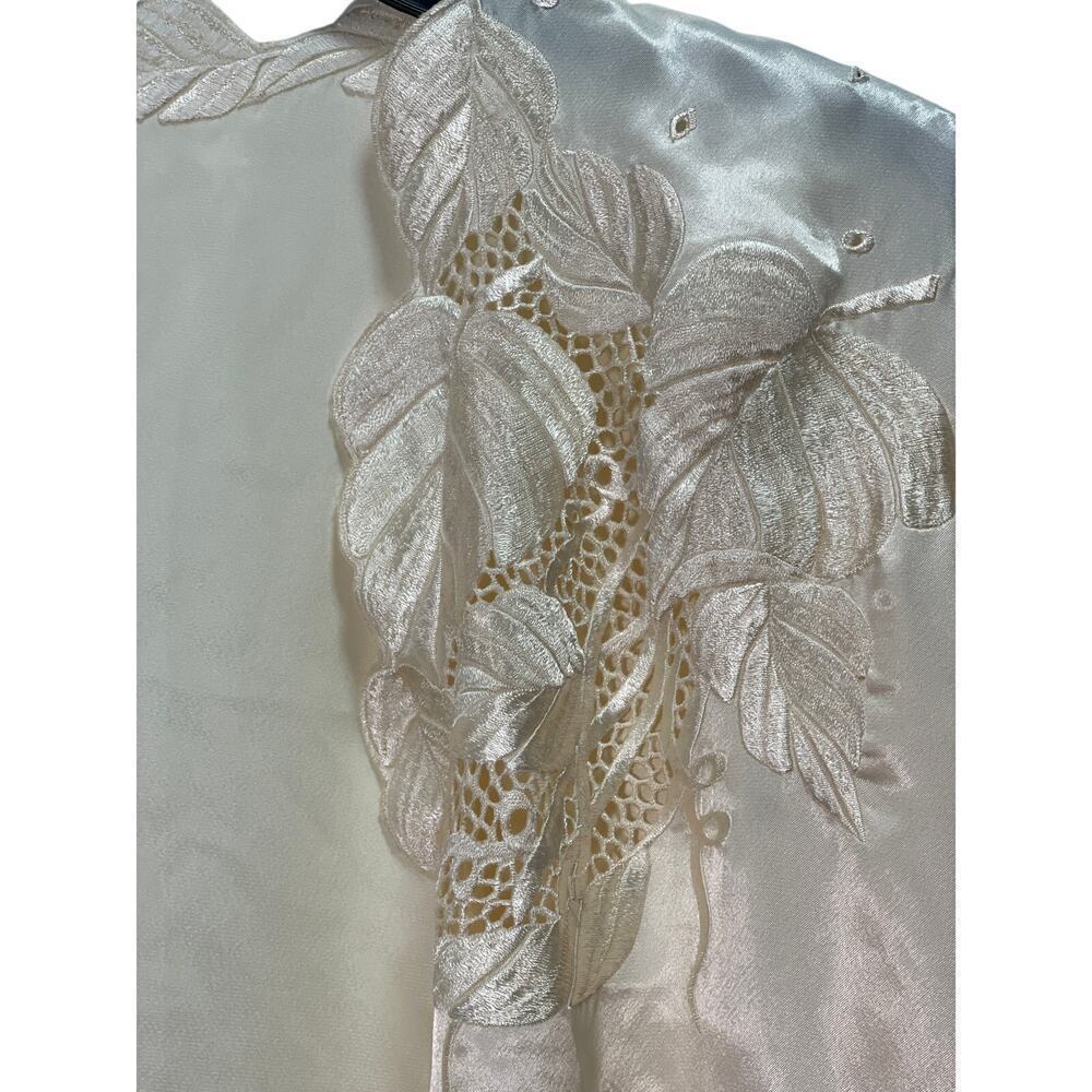 Ivory Satin Womens Scalloped Hem Leaf Pattern Eyelet Lace Collar Robe Size Large - Picture 4 of 5